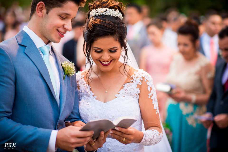 noivos felizes no casamento