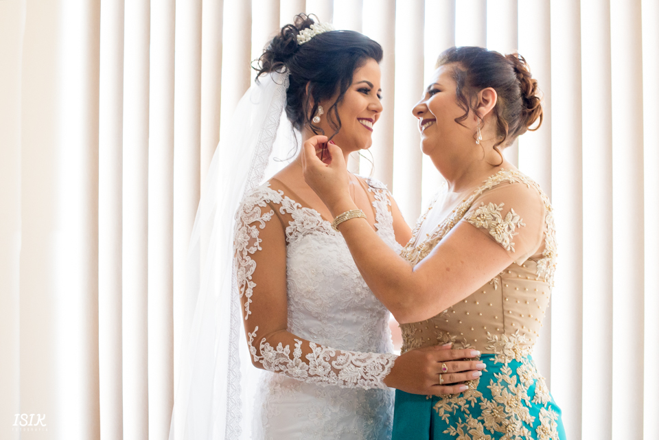 mãe da noiva emocionada