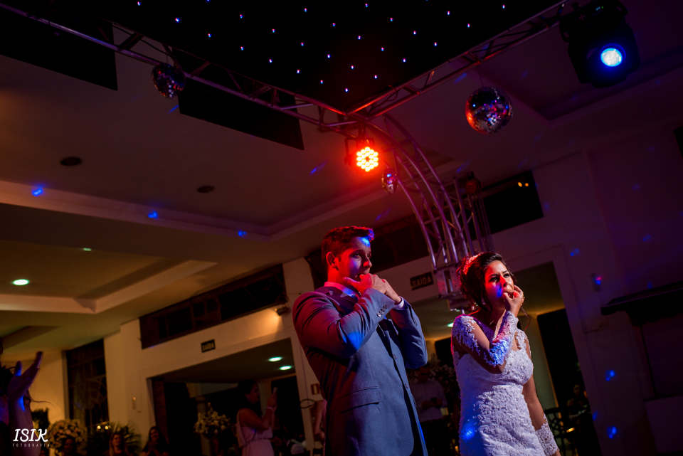 noivos felizes na recepção do casamento