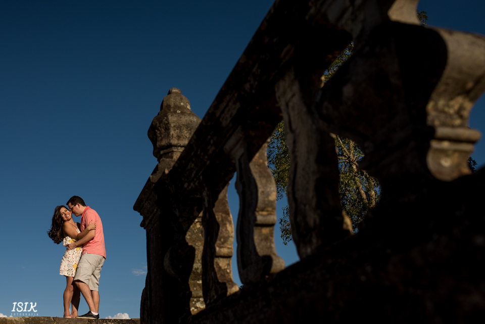 noivos felizes ensaio pré-casamento em Tiradentes isik fotografia