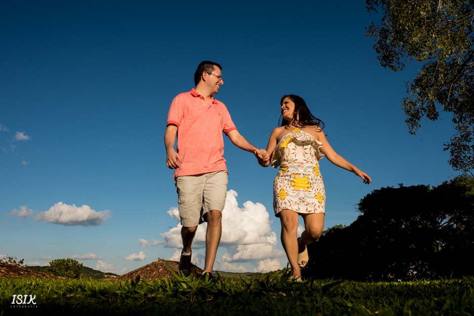 noivos felizes em ensaio fotográfico pré-casamento isik fotografia
