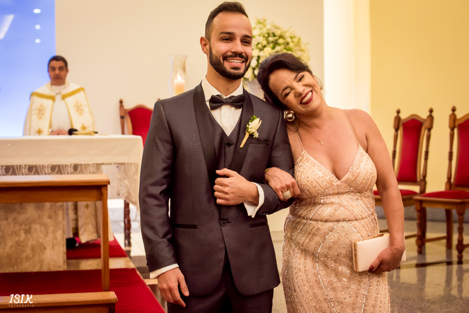 noiva com a mãe no altar no dia do casamento