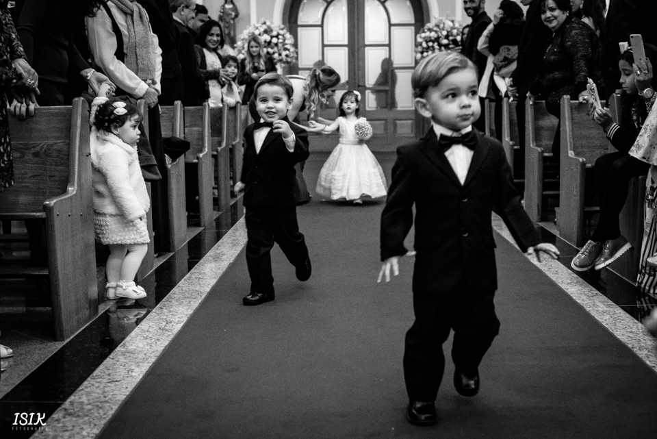 entrada dos pajens e das damas na cerimônia de casamento