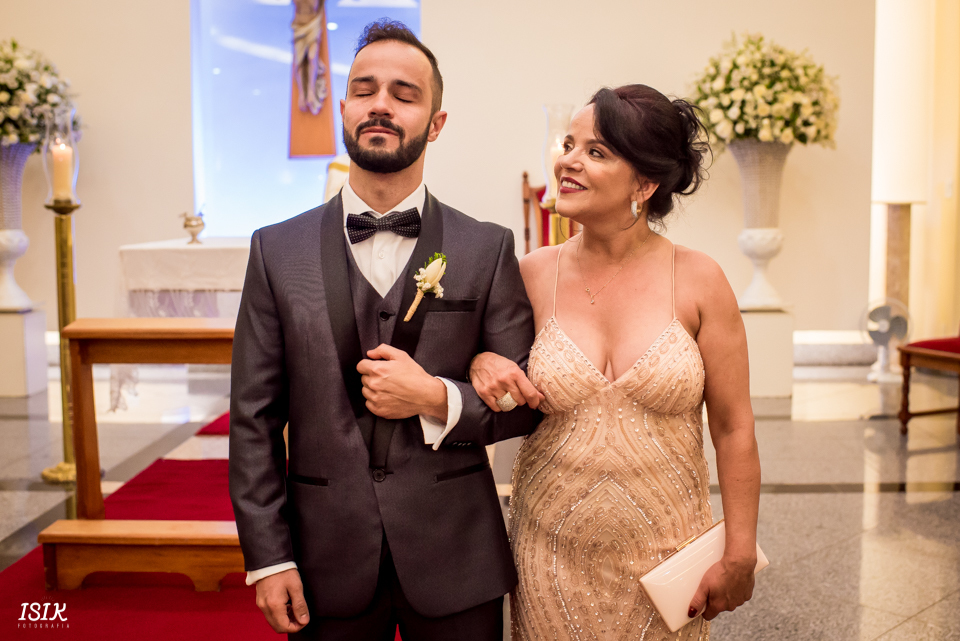 noivo emocionado no altar a espera da noiva fotografia de casamento