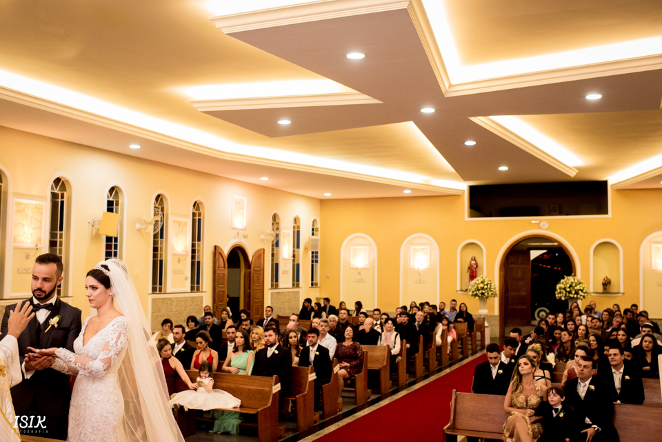 noivos no altar na cerimônia de casamento