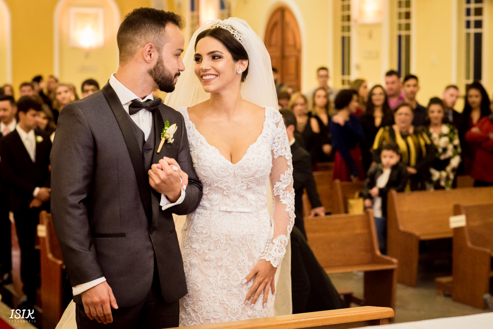 noivos no altar na cerimônia de casamento