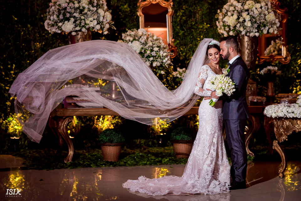 noivos na mesa do bolo fotografia de casamento