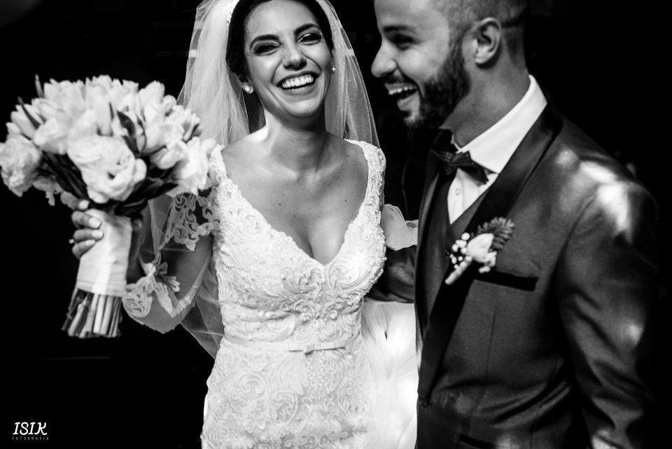 noivos felizes na festa de casamento