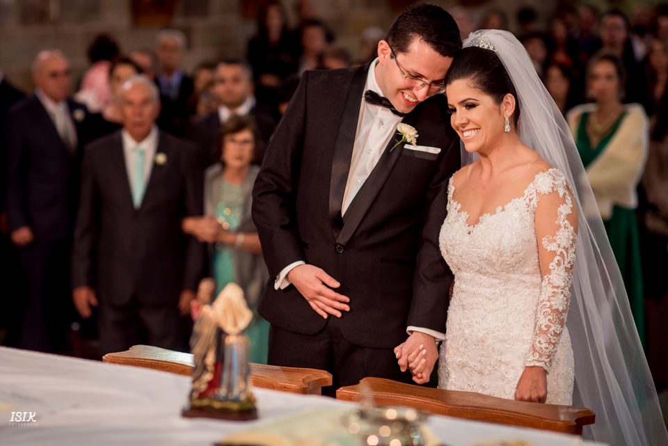 noivos no altar cerimônia de casamento 