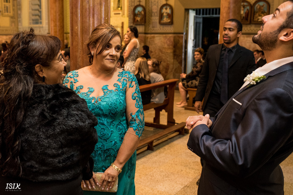 mãe do noivo emocionado no casamento 