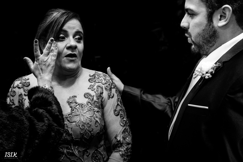 mãe do noivo emocionado no casamento 