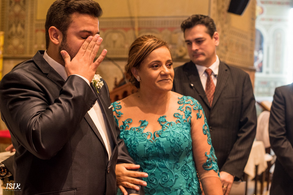 entrada da noiva noivo emocionado 