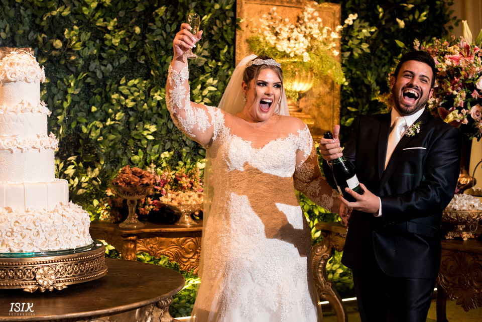 noivos na festa bolo de casamento 