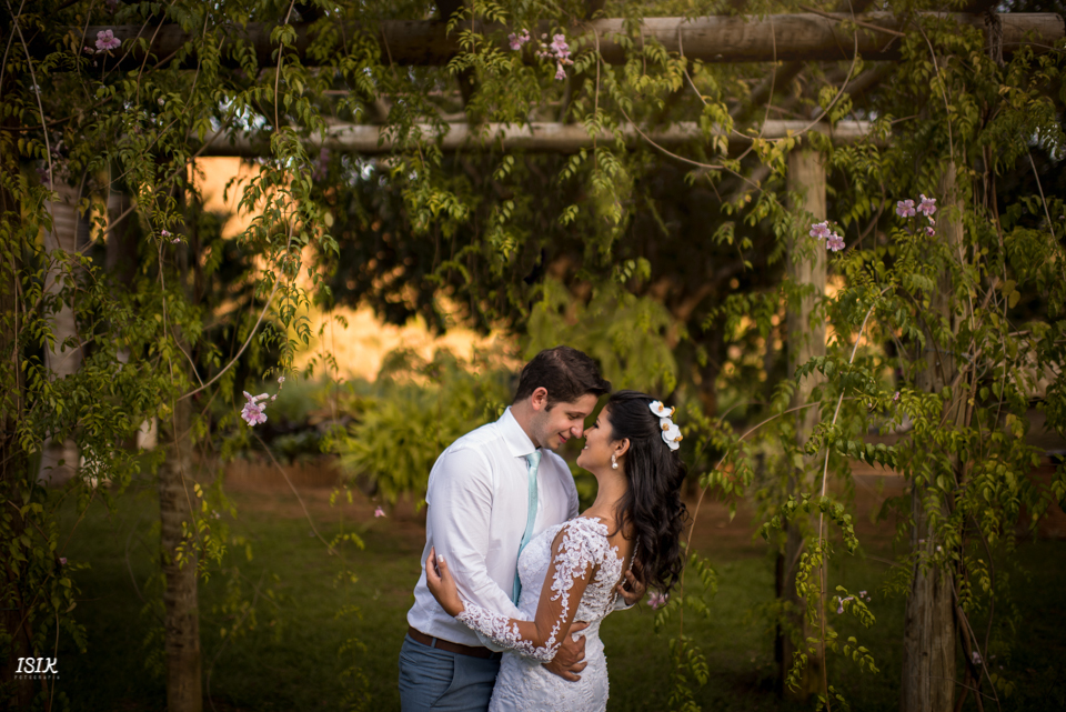 noivos ensaio no campo trash the dress
