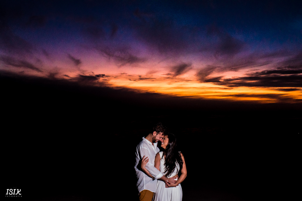 ensaio pré-casamento na praia noivos fotografia de casamento