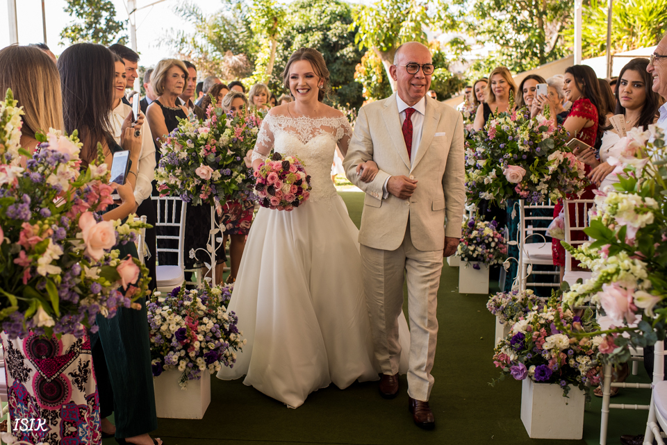 entrada da noiva na cerimônia do casamento 