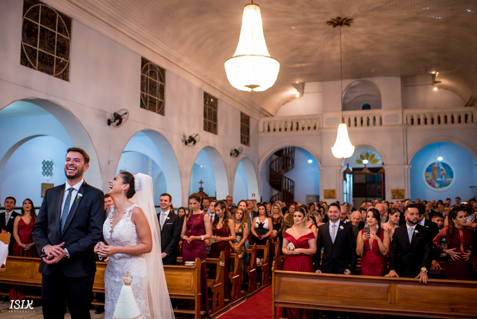 noivos felizes na cerimônia do casamento 