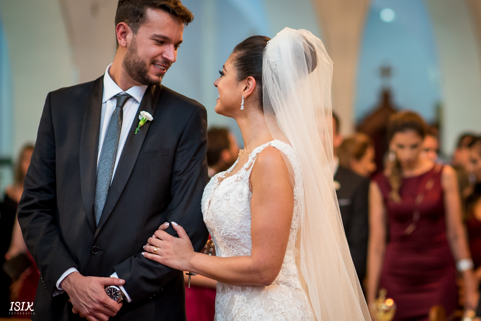 noivos felizes no casamento 