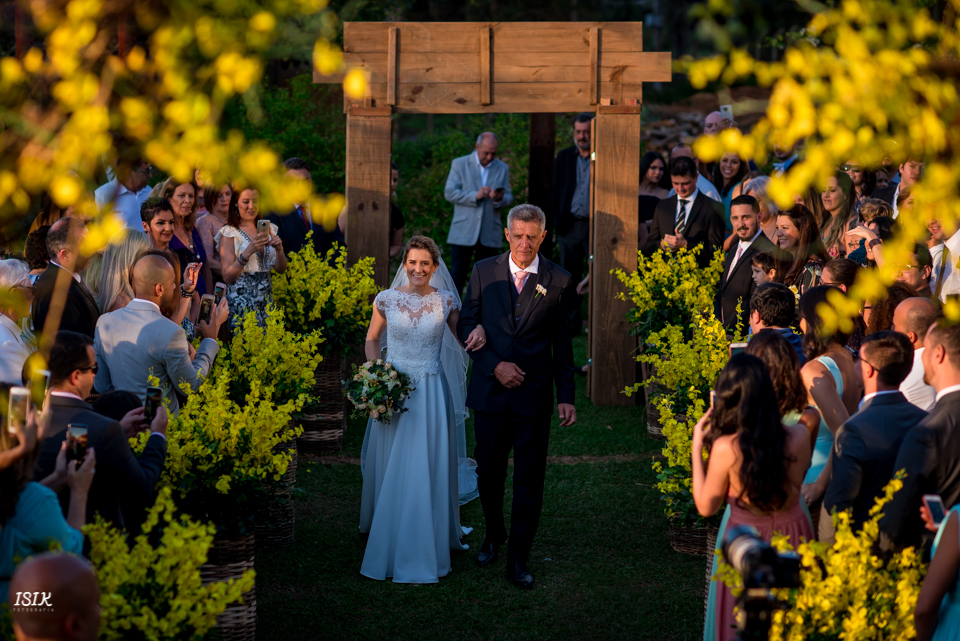 entrada da noiva cerimônia de casamento ao ar livre fotografia de casamento juiz de fora