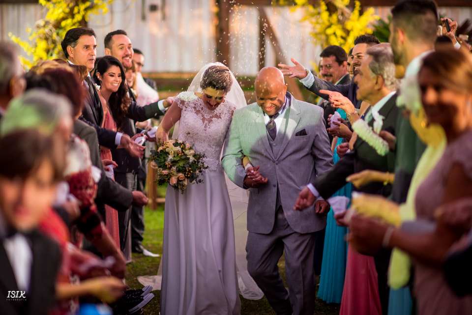 saída dos noivos casamento de dia