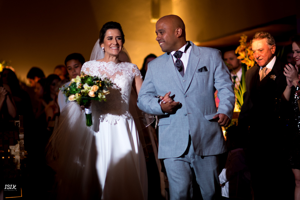 entrada dos noivos na festa de casamento 