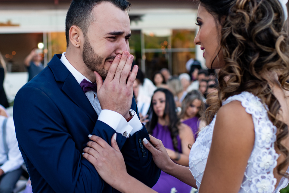 noivo emocionado no casamento na cerimônia de casamento