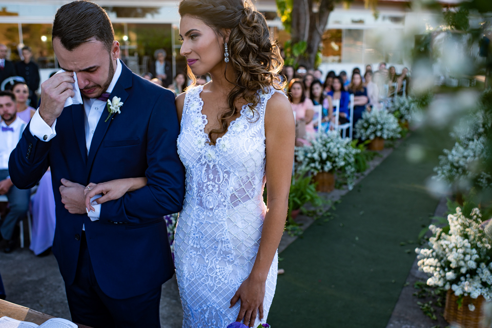 fotografia de casamento juiz de fora cerimônia de casamento noivo emocionado no casamento