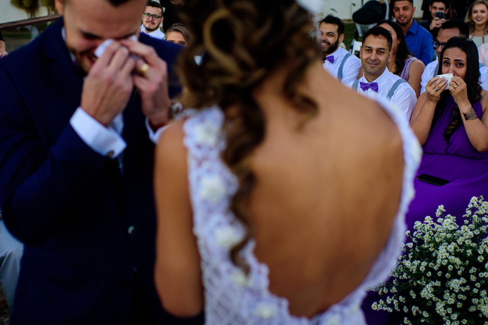 fotografia de casamento juiz de fora cerimônia de casamento noivo emocionado no casamento