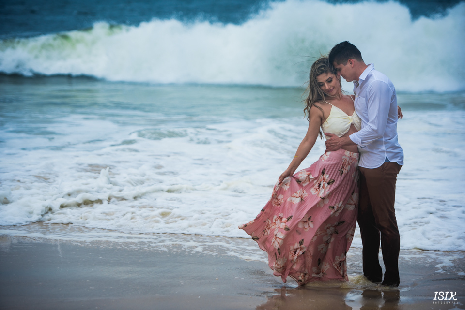 ensaio pré-casamento fotografia de casamento ensaio casal na praia book noivos 