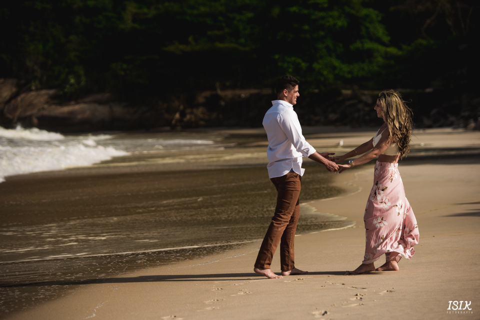 ensaio pré-casamento fotografia de casamento ensaio casal na praia book noivos 