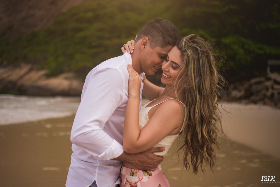 ensaio pré-casamento fotografia de casamento ensaio casal na praia book noivos 