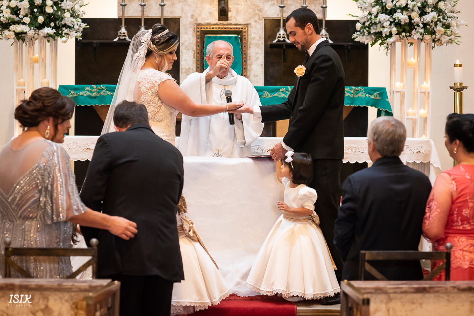 benção dos noivos no altar entrada dos pajens e das damas cerimônia de casamento fotografia de casamento igreja viçosa minas gerais 