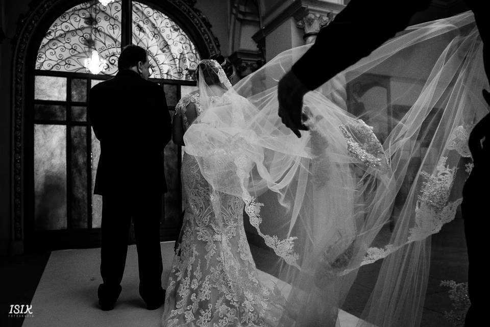 entrada da noiva cerimônia de casamento fotografia de casamento igreja viçosa minas gerais 