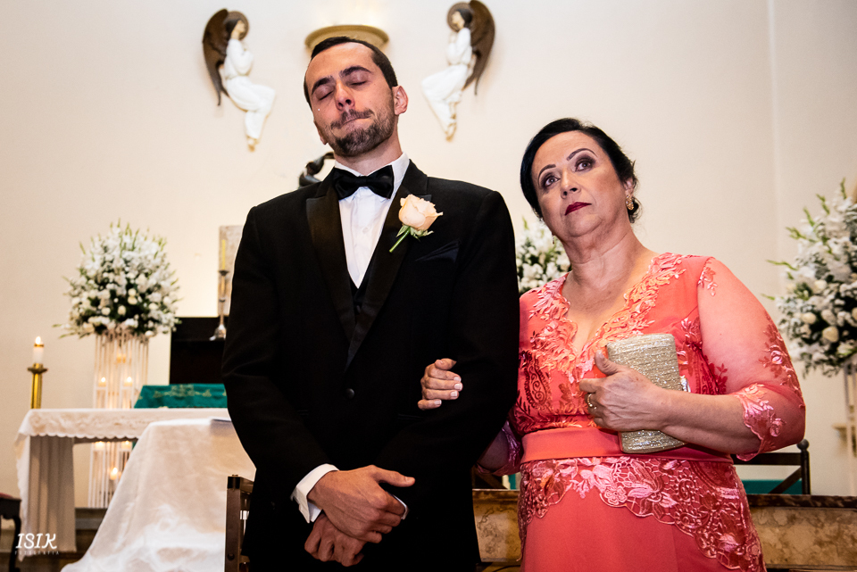 noivo no altar emocionado cerimônia de casamento fotografia de casamento igreja viçosa minas gerais 