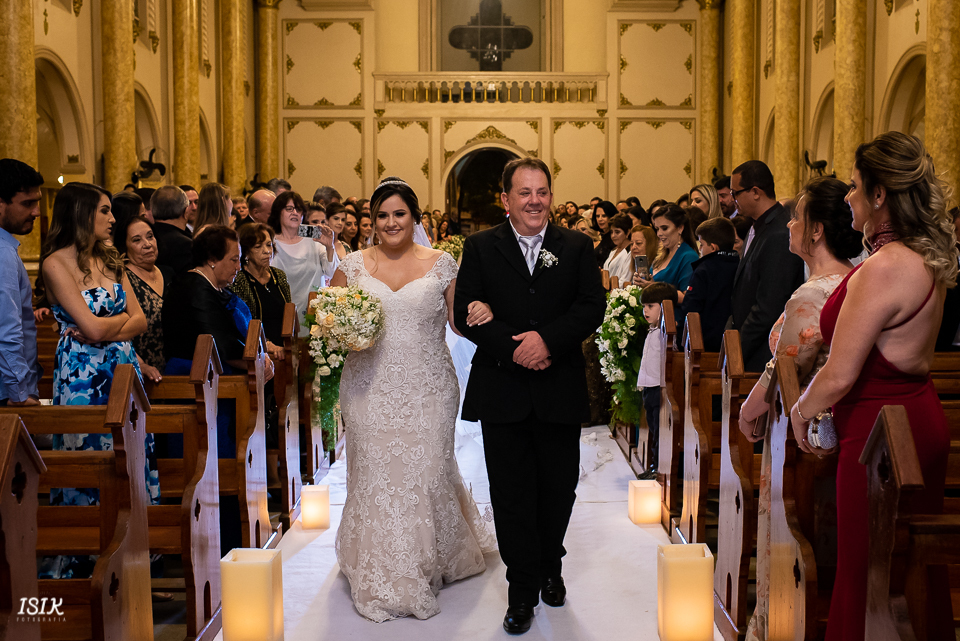 entrada da noiva na igreja cerimônia de casamento fotografia de casamento igreja viçosa minas gerais 