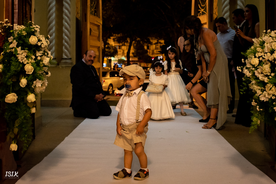 pajém e damas de hora cerimônia de casamento fotografia de casamento igreja viçosa minas gerais 