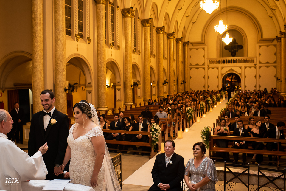 noivos no altar cerimônia de casamento fotografia de casamento igreja viçosa minas gerais 
