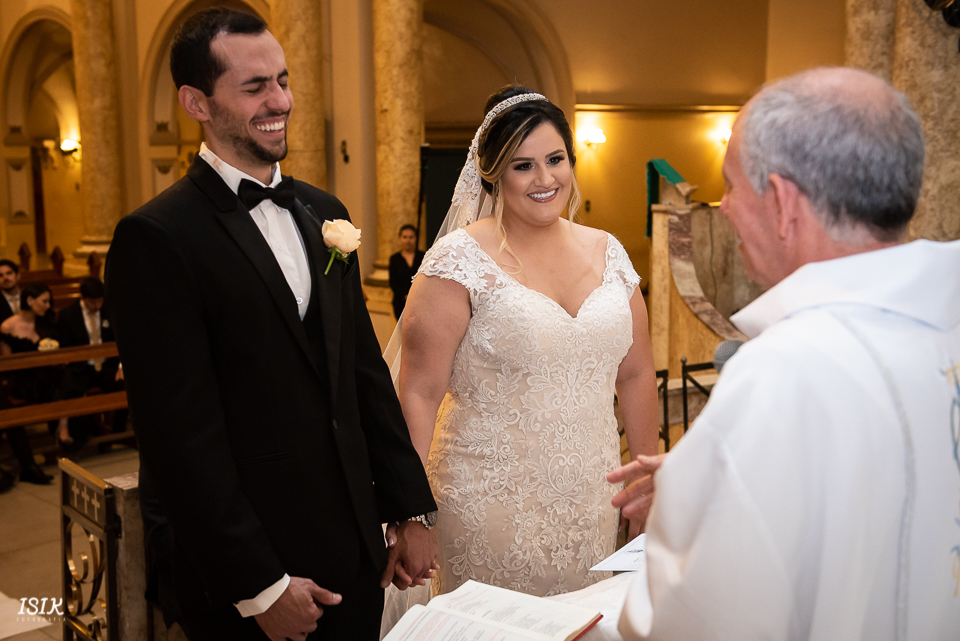 noivos no altar cerimônia de casamento fotografia de casamento igreja viçosa minas gerais 