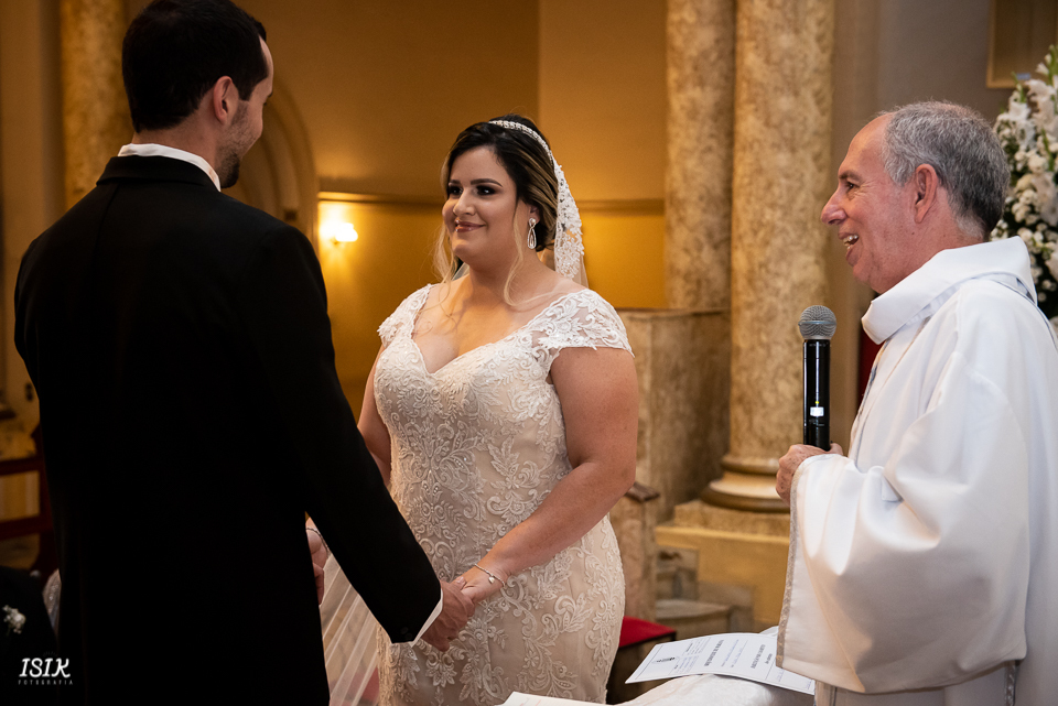noivos no altar cerimônia de casamento fotografia de casamento igreja viçosa minas gerais 