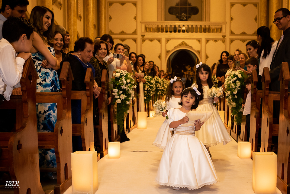 entrada dos pajens e das damas cerimônia de casamento fotografia de casamento igreja viçosa minas gerais 