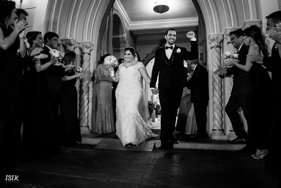 saída dos noivos igreja entrada dos pajens e das damas cerimônia de casamento fotografia de casamento igreja viçosa minas gerais 