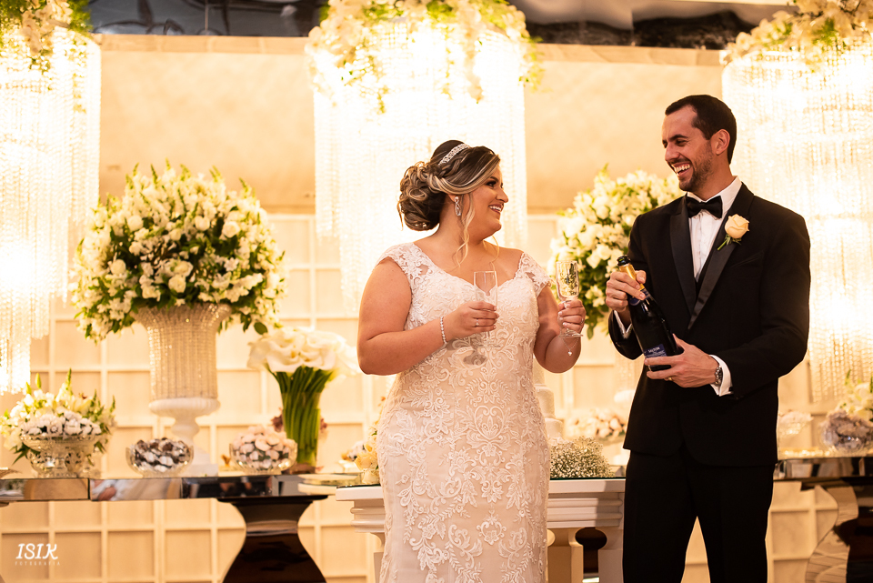 brinde dos noivos entrada dos pajens e das damas cerimônia de casamento fotografia de casamento igreja viçosa minas gerais 