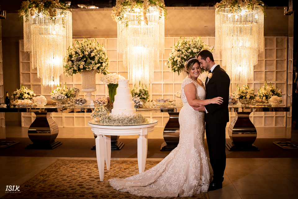 noivo na mesa de bolo entrada dos pajens e das damas cerimônia de casamento fotografia de casamento igreja viçosa minas gerais  