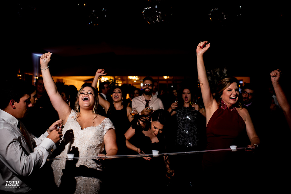 entrada dos pajens e das damas cerimônia de casamento fotografia de casamento igreja viçosa minas gerais 