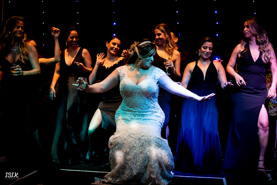 entrada dos pajens e das damas cerimônia de casamento fotografia de casamento igreja viçosa minas gerais 