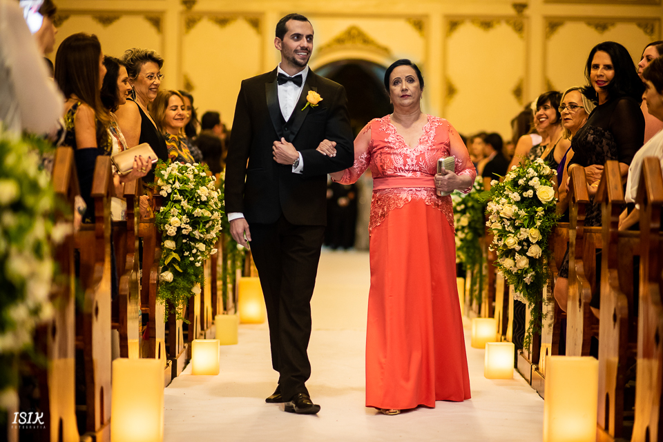 entrada do noivo cerimônia de casamento fotografia de casamento igreja viçosa minas gerais 