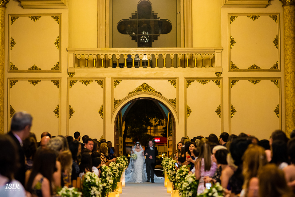 entrada da noiva cerimônia de casamento fotografia de casamento igreja viçosa minas gerais 