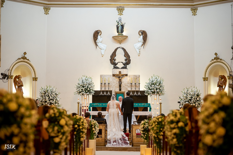 noivos no altar cerimônia de casamento fotografia de casamento igreja viçosa minas gerais 