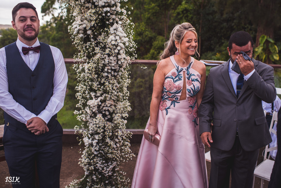 casamento de dia juiz de fora 
entrada da noiva noivo emocionado casamento feliz pais do noivo fotografia de casamento 