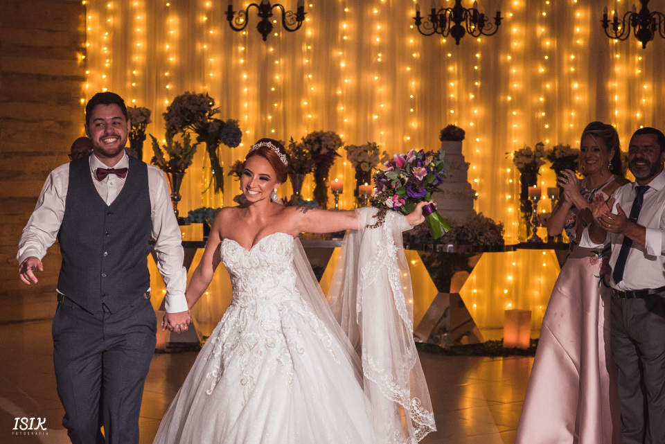 casamento de dia juiz de fora 
entrada da noiva noivo emocionado casamento feliz pais do noivo fotografia de casamento 